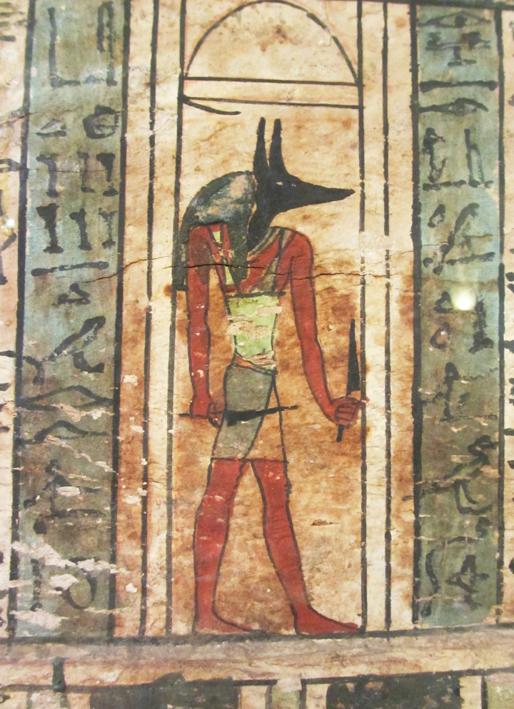 guden anubis, utsnitt fra mumiekiste i utstillingen