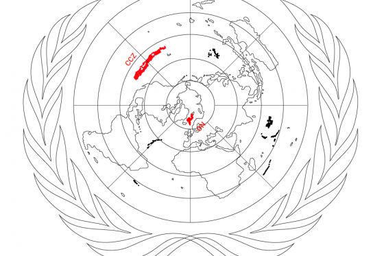 Verdenskart basert på logoen til De forente nasjoner, med to områder markert i rødt: Clarion Clipperton Fracture Zone (CCZ) og Norges kontinentalsokkel (NO); to av de nye områdene for dypvannsgruvedrift.