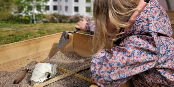 jente som graver etter gjennstander i arkeologi inspirert gravekasse