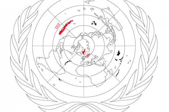 Verdenskart basert på logoen til De forente nasjoner, med to områder markert i rødt: Clarion Clipperton Fracture Zone (CCZ) og Norges kontinentalsokkel (NO); to av de nye områdene for dypvannsgruvedrift.