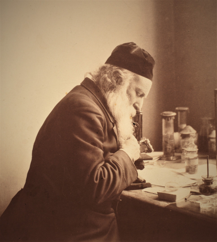 Daniel Cornelius Danielsen ved mikroskopet på Bergens museum 1886. Ukjent fotograf