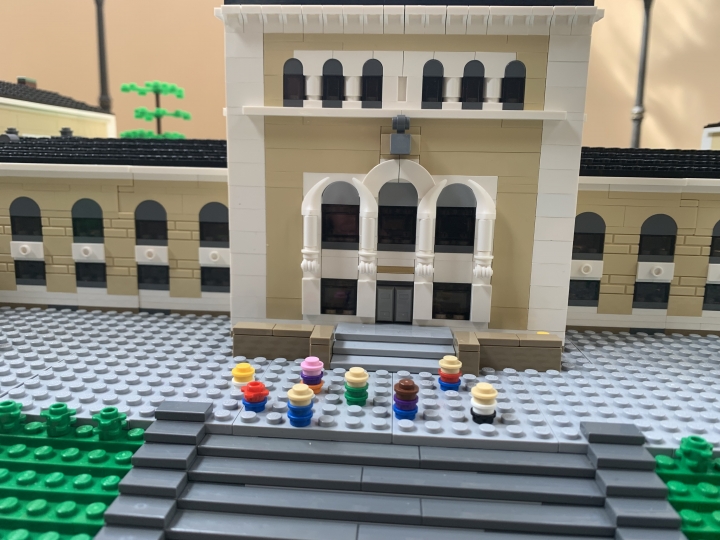 Inngangspartiet til Universitetsmuseet i Bergen med små legofigurer på vei inn i museet