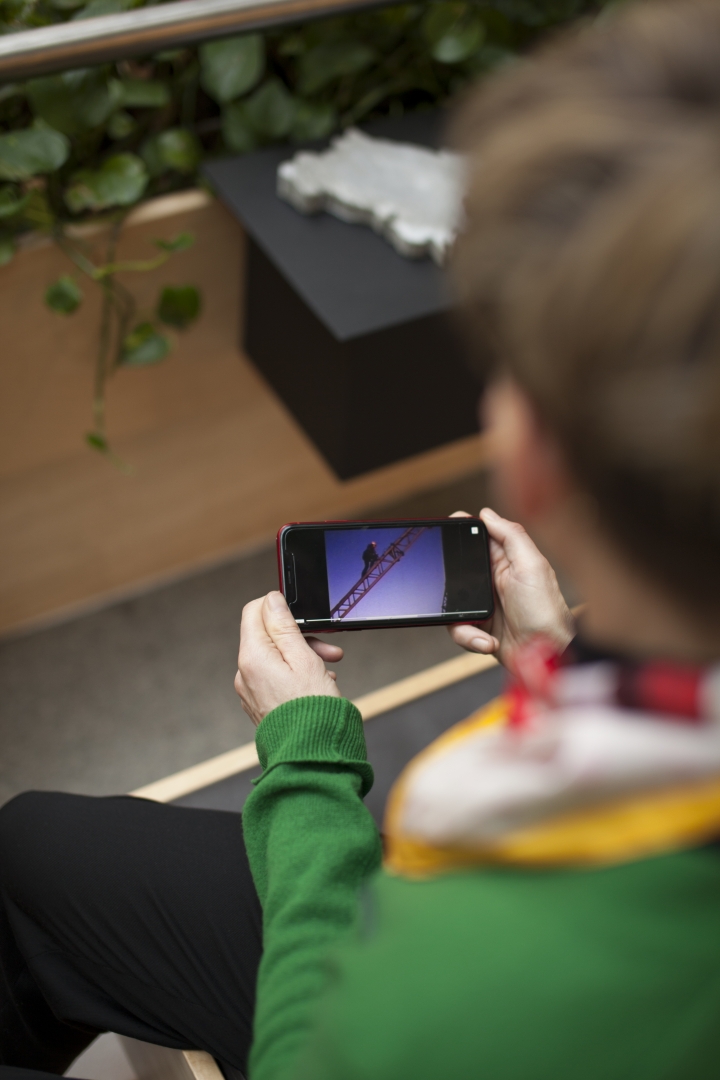 En person ser på AR gjennom smarttelefon