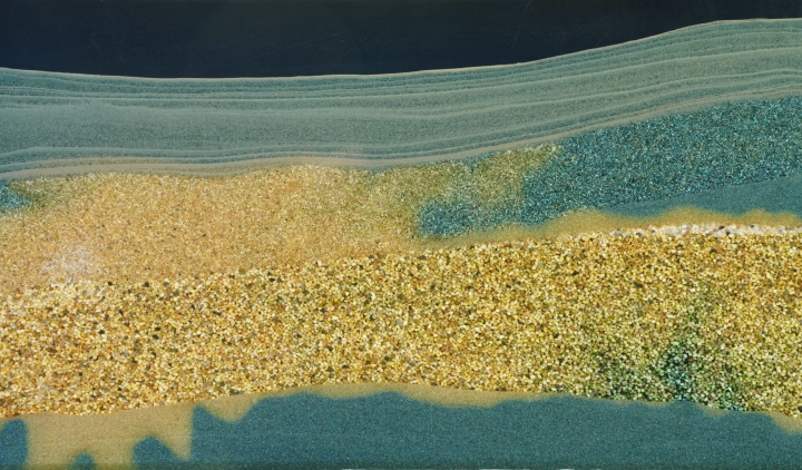 Utsnitt av innholdet i forskningsriggen med sand i ulike farger og lag etter at CO2 er pumpet inn