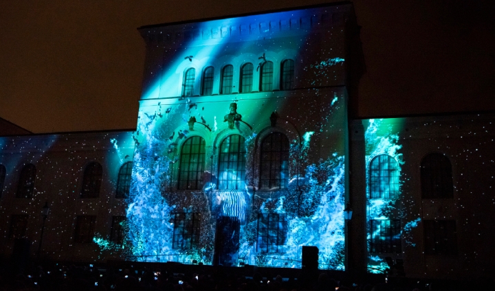 Lysshow på museets fasade