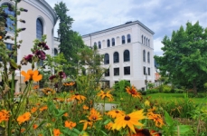 blomster i Muséhagen museet i bakgrunnen